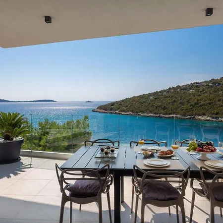 Lijub Seafront - 4 Bedroom - Stunning Sea Views - Gym And Wifi Traù