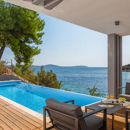 Villa Lijub Seafront - 4 Bedroom - Stunning Sea Views - Gym And Wifi Traù