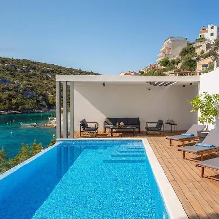 Lijub Seafront - 4 Bedroom - Stunning Sea Views - Gym And Wifi Traù